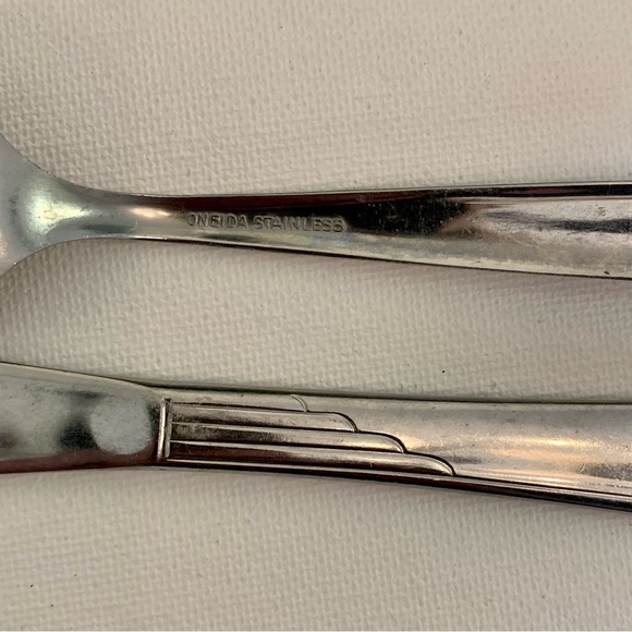 2 Vintage Oneida Early Sand Dune Stainless Groove Down Side Dinner Knife Spoon - Picture 4 of 7